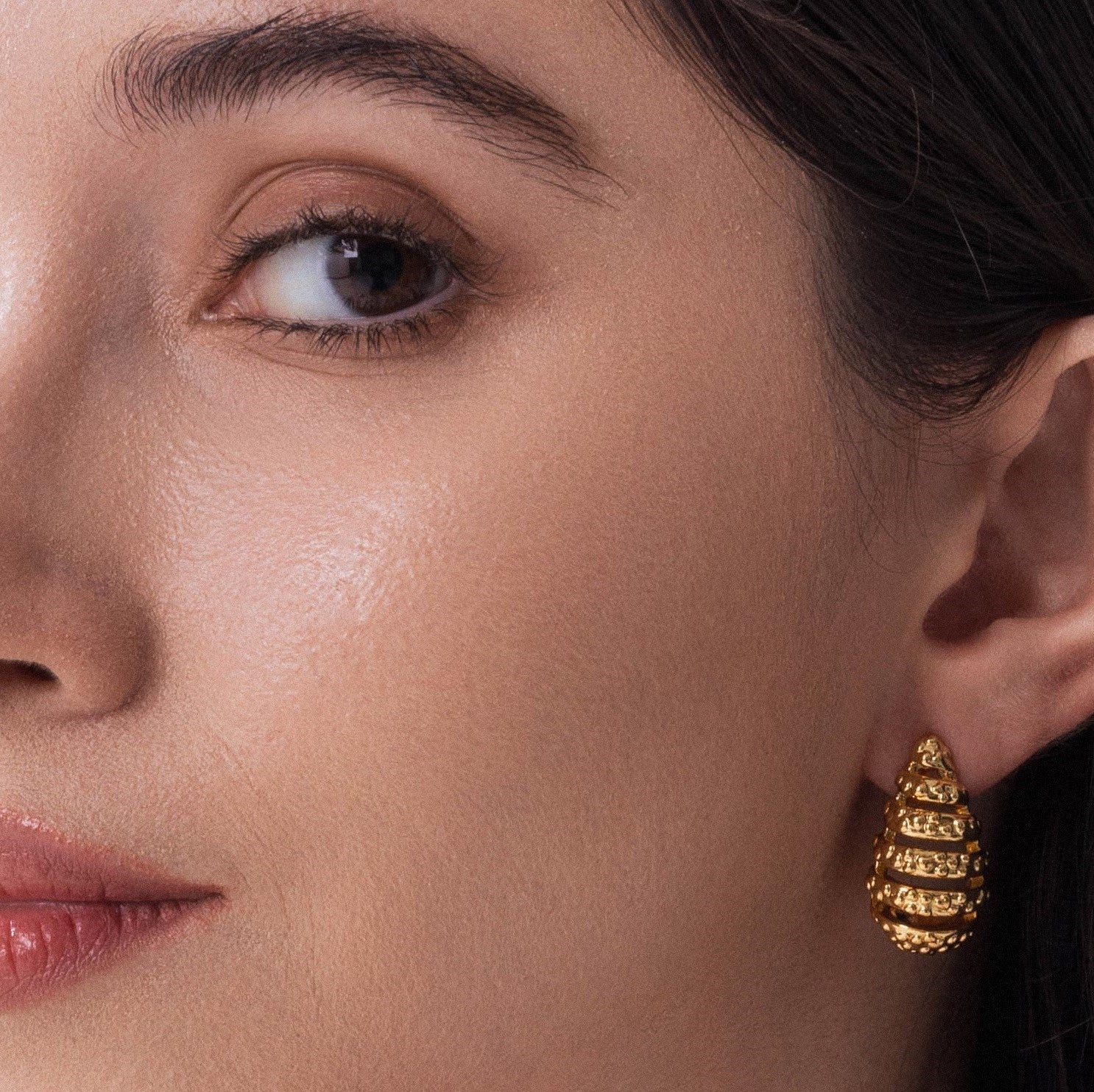 Lara & Ela | Queen B Gold Earrings - Lara & Ela