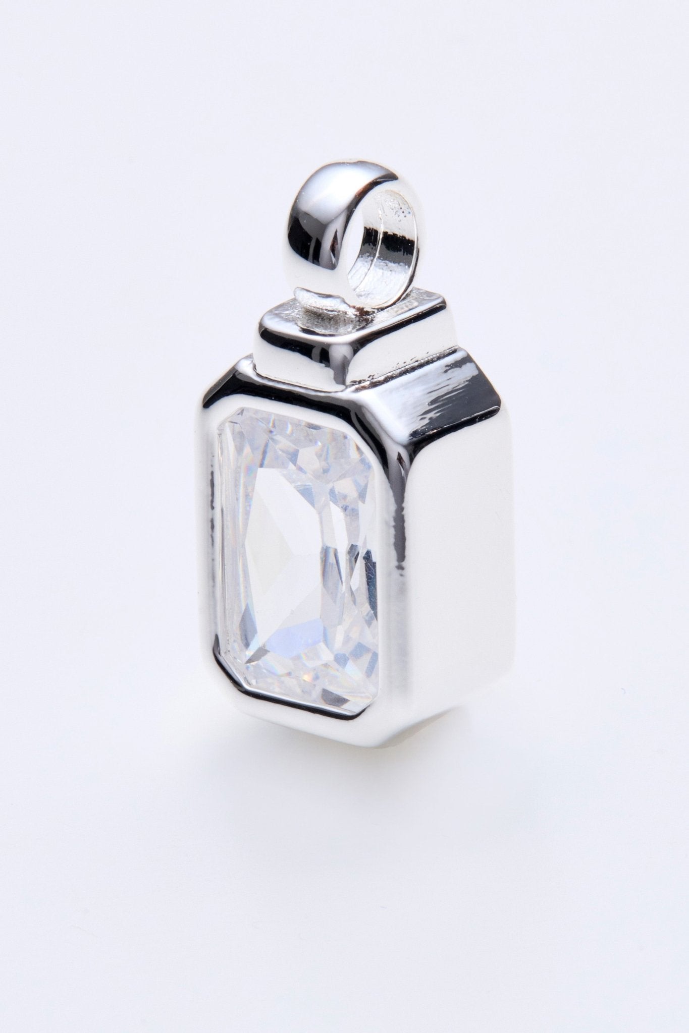 Lara & Ela | Emerald Bezel Pendant - Lara & Ela